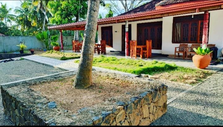 Tharurashmi Sea Pond Villa & Surf Hostel - Hiriketiya Dickwella Exterior foto