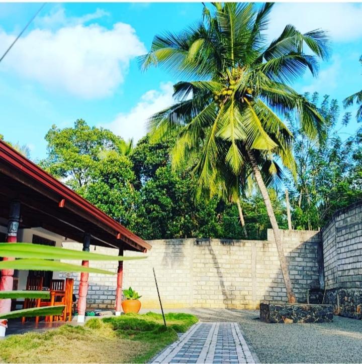 Tharurashmi Sea Pond Villa & Surf Hostel - Hiriketiya Dickwella Exterior foto